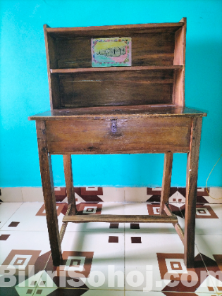 পড়ার টেবিল